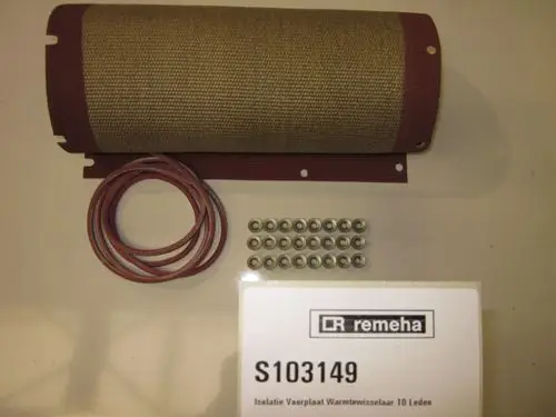 Isoliermaterial und Zubehör von Remeha, bestehend aus einer Rolle, zwei Gummischläuchen und mehreren Befestigungselementen, auf einer weißen Unterlage.